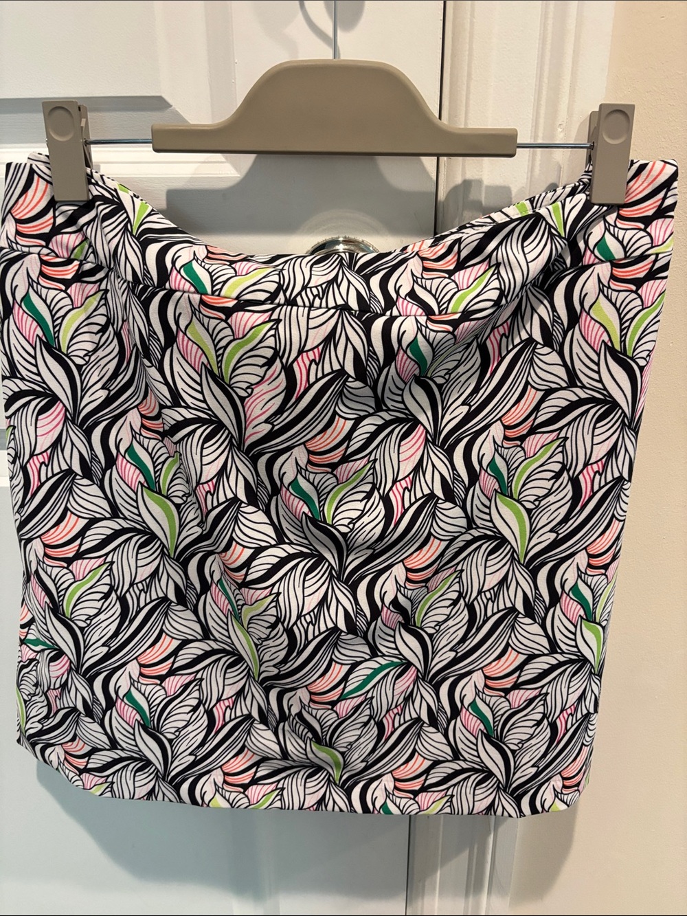 Leaf Print EP golf skirt in colorful back, orange and green with black tabs!